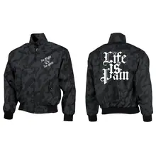 Bestickte Harrington Jacke, Camo - Life is Pain Vorder- und Rückseite