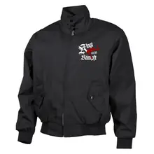 Bestickte Harrington Jacke, Schwarz - Klagt nicht kämpft, Ak47 - gewählte Variante