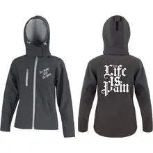 Bestickte Damen Softshell Kapuzenjacke - Life is Pain Vorder- und Rückseite