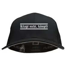 Besticktes Flexfit Basecap "Hödur" - Klagt nicht kämpft Vorderseite