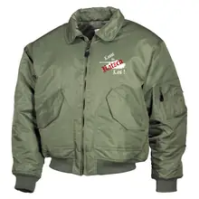 Bestickte Herren CWU Jacke, Oliv - Lasst die Katzen los Vorderseite