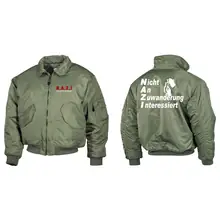 Bestickte Herren CWU Jacke, Oliv - Nicht an Zuwanderung interessiert, Fahne Vorder- und Rückseite