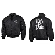 Bestickte Herren CWU Jacke, Schwarz - Life is Pain Vorder- und Rückseite