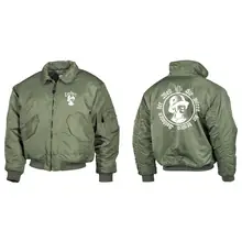 Bestickte Herren CWU Jacke, Oliv - Sie waren die besten Soldaten der Welt Vorder- und Rückseite
