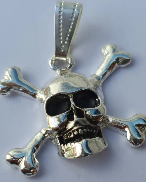 Anhänger "Totenkopf mit Gebein"