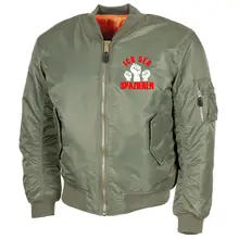 Bestickte MA1 Bomberjacke, Oliv - Ich geh Spazieren Vorderseite