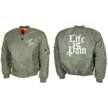 Bestickte MA1 Bomberjacke, Oliv - Life is Pain Vorder- und Rückseite