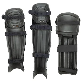 Brit. Knie-Schienbeinschützer, aus Hartschale, gebr.